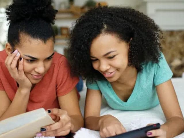 Estudiantes de secundaria aprendiendo